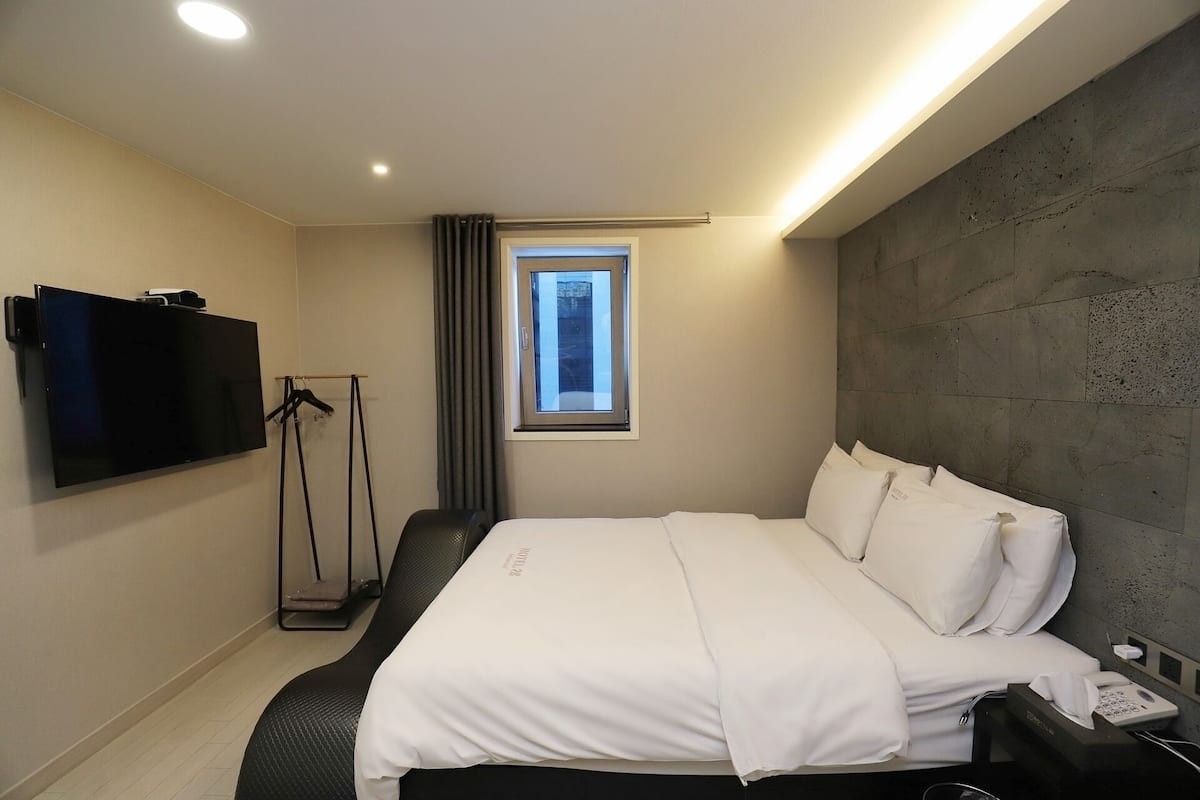 Muebles diferentes, cortinas blackout y sistema de insonorización
