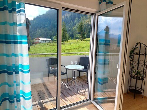 Ferienwohnung "Zugspitze" mit Bergblick, WLAN & Balkon