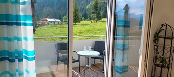 Holiday Apartment “Zugspitze” with Mountain View, Wi-Fi & Balcony