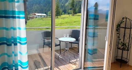 Ferienwohnung "Zugspitze" mit Bergblick, WLAN & Balkon