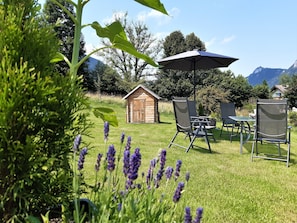 Outdoor dining - Holiday Apartment “Zugspitze” with Mountain View, Wi-Fi & Balcony (Vils)