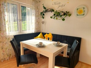 A dining area with a table, chairs, and a bench. - Apart Diana - new vacation home - App. “Rossberg” with Mountain View, Wi-Fi & Balcony (Vils)