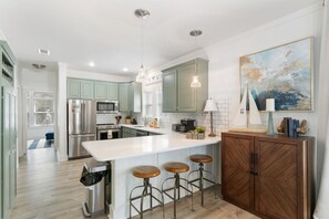 ثلاجة، ميكروويف، فرن، موقد طهي مسطح