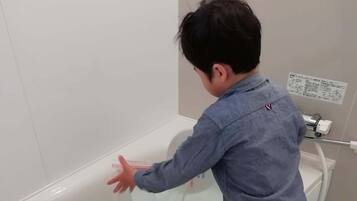 Badewanne, Haartrockner, Handtücher, Seife