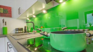 Kühlschrank, Mikrowelle, Ofen, Geschirrspüler