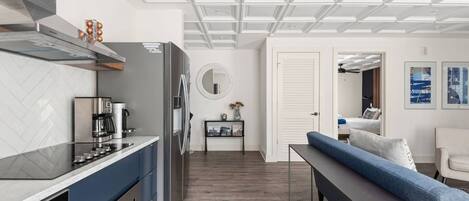 Réfrigérateur, micro-ondes, lave-vaisselle, cafetière/bouilloire