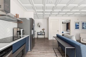 Fridge, microwave, dishwasher, coffee/tea maker - U2 ~ Premier Downtown Flat ~ Near River ~ No Stairs ~ Walk to Broadway ~ Free Wifi ~ 6 Total Beds (Nashville)