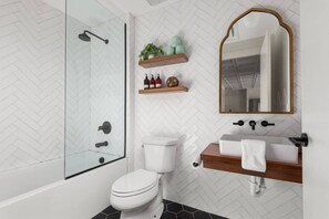 Regadera, amenidades de baño gratuitas, secadora de cabello, shampoo
