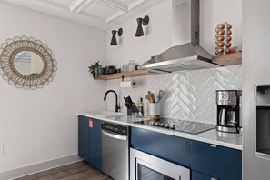 Refrigerador, microondas, lavavajillas y cafetera y tetera 