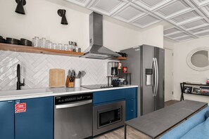 Refrigerador, microondas, lavavajillas y cafetera y tetera 