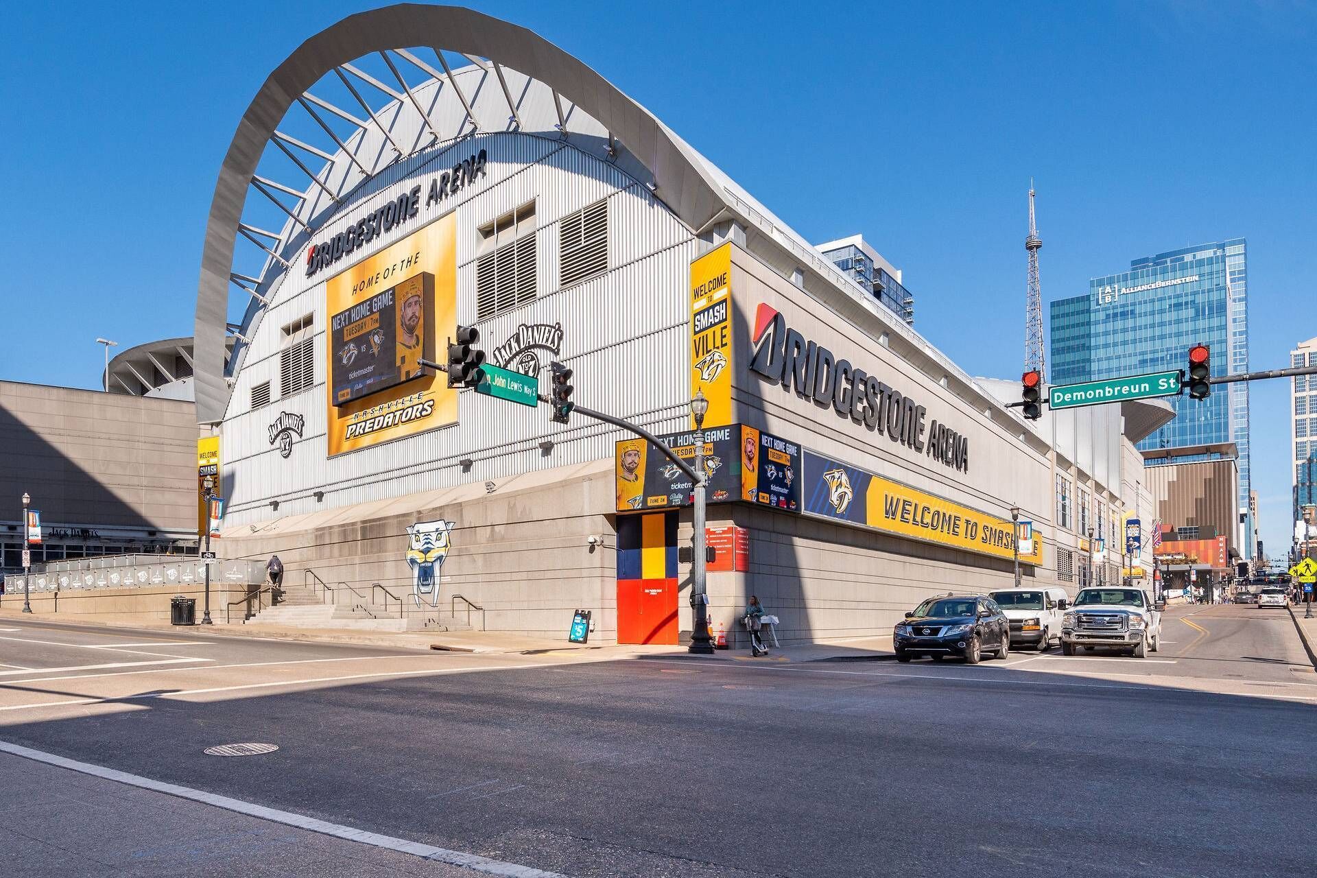 Suuri, kaareva rakennelma, jossa on näkyvillä kyltti, jossa lukee ”Bridgestone Arena”, sekä toinen kyltti, jossa lukee: ”Tervetuloa Smashvilleen”.
