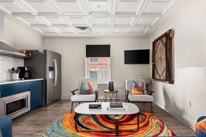 Frigorífico, microondas, lavavajillas y cafetera o tetera