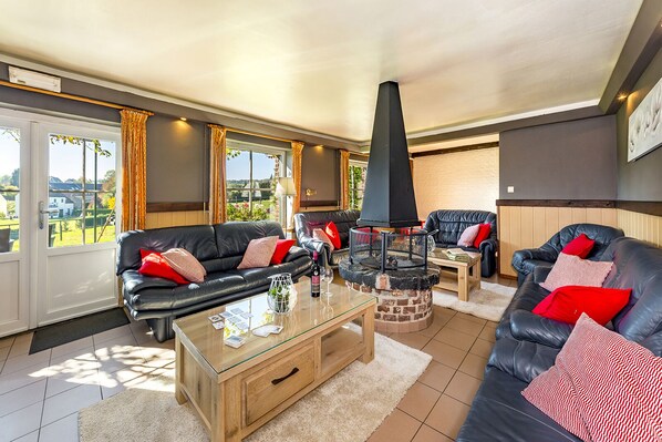 Televisio, takka, kirjoja, musiikkikirjasto