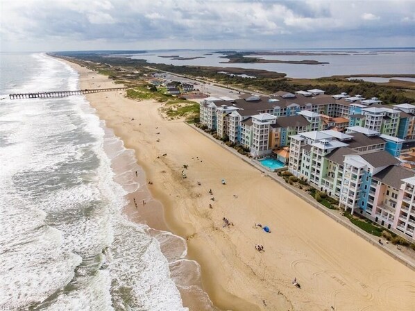En la playa, camastros y toallas de playa