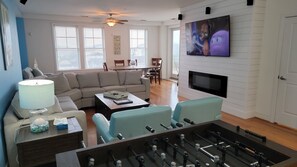 Smart TV, chimenea, reproductor de DVD y futbolito