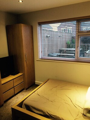 3 chambres, bureau, fer et planche à repasser, lit parapluie