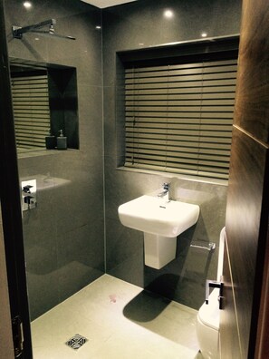 Ensemble douche/baignoire, baignoire à jets, serviettes fournies, savon