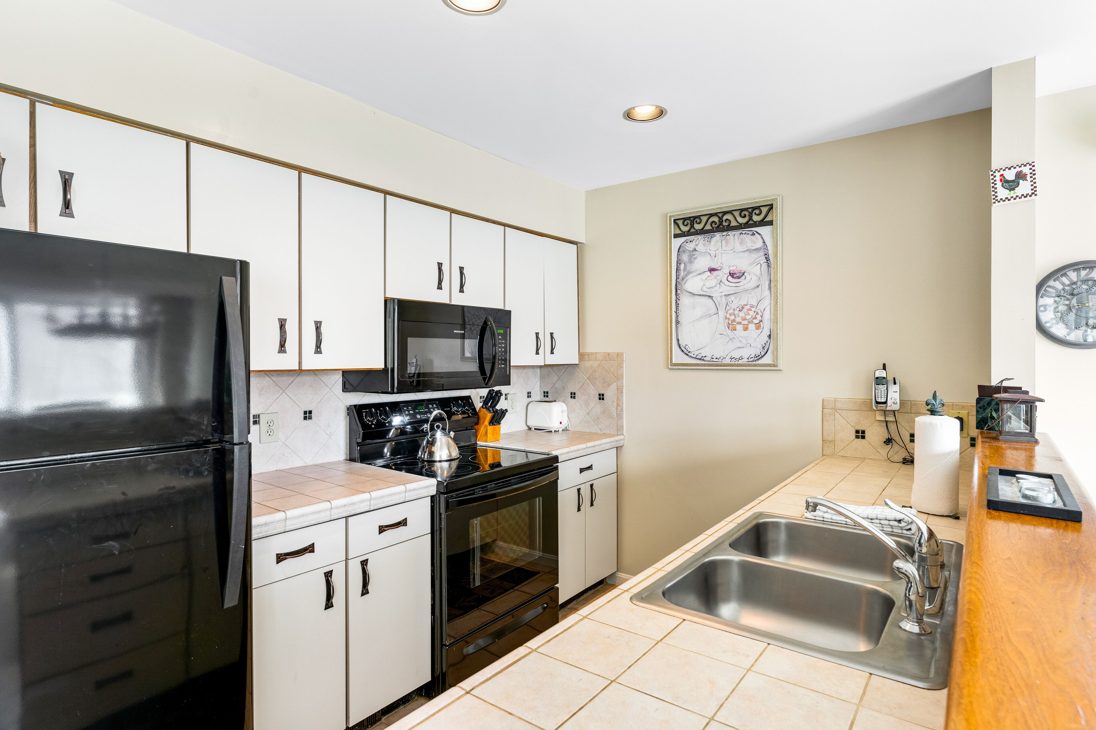 Beautiful Stowe getaway w/ shared pool/hot tub, balcony & wood-burning fireplace