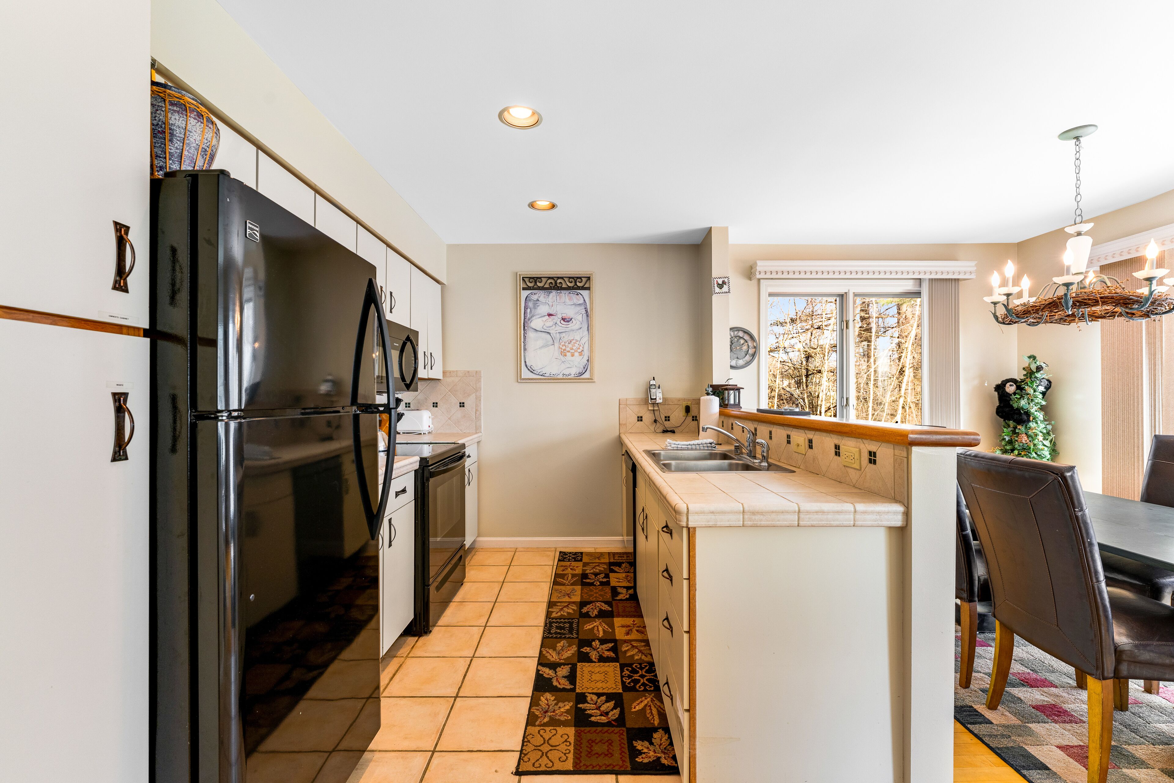 Beautiful Stowe getaway w/ shared pool/hot tub, balcony & wood-burning fireplace