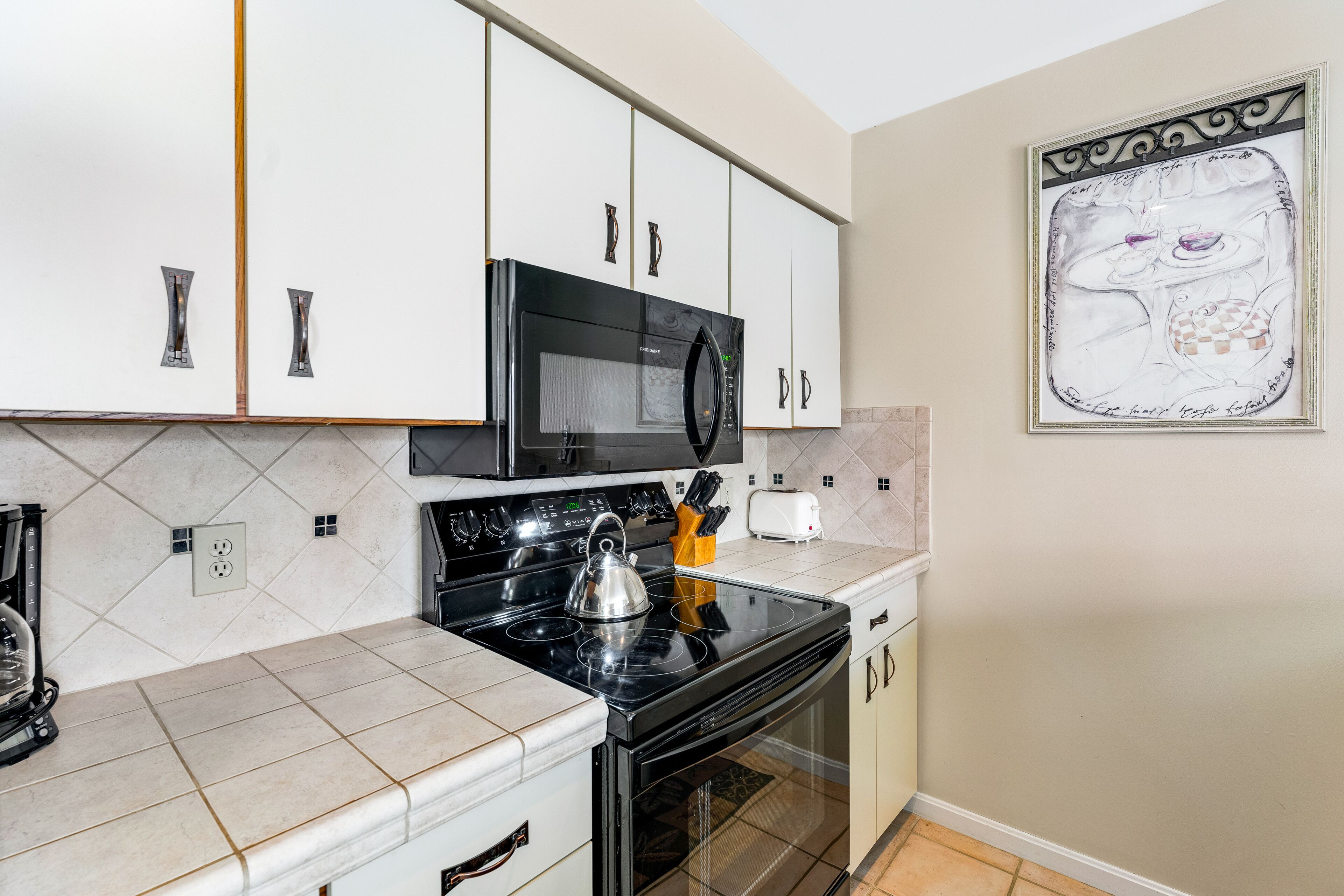 Beautiful Stowe getaway w/ shared pool/hot tub, balcony & wood-burning fireplace