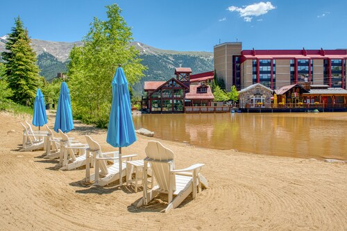 Dog-friendly, ski condo with golf course views, balcony, hot tub & sauna