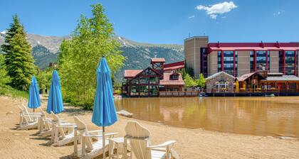 Dog-friendly, ski condo with golf course views, balcony, hot tub & sauna