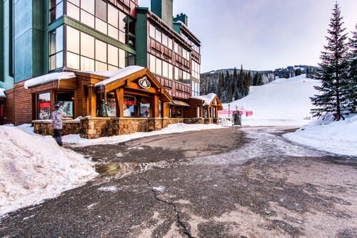Dog-friendly, ski condo with golf course views, balcony, hot tub & sauna