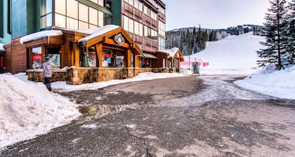 Dog-friendly, ski condo with golf course views, balcony, hot tub & sauna
