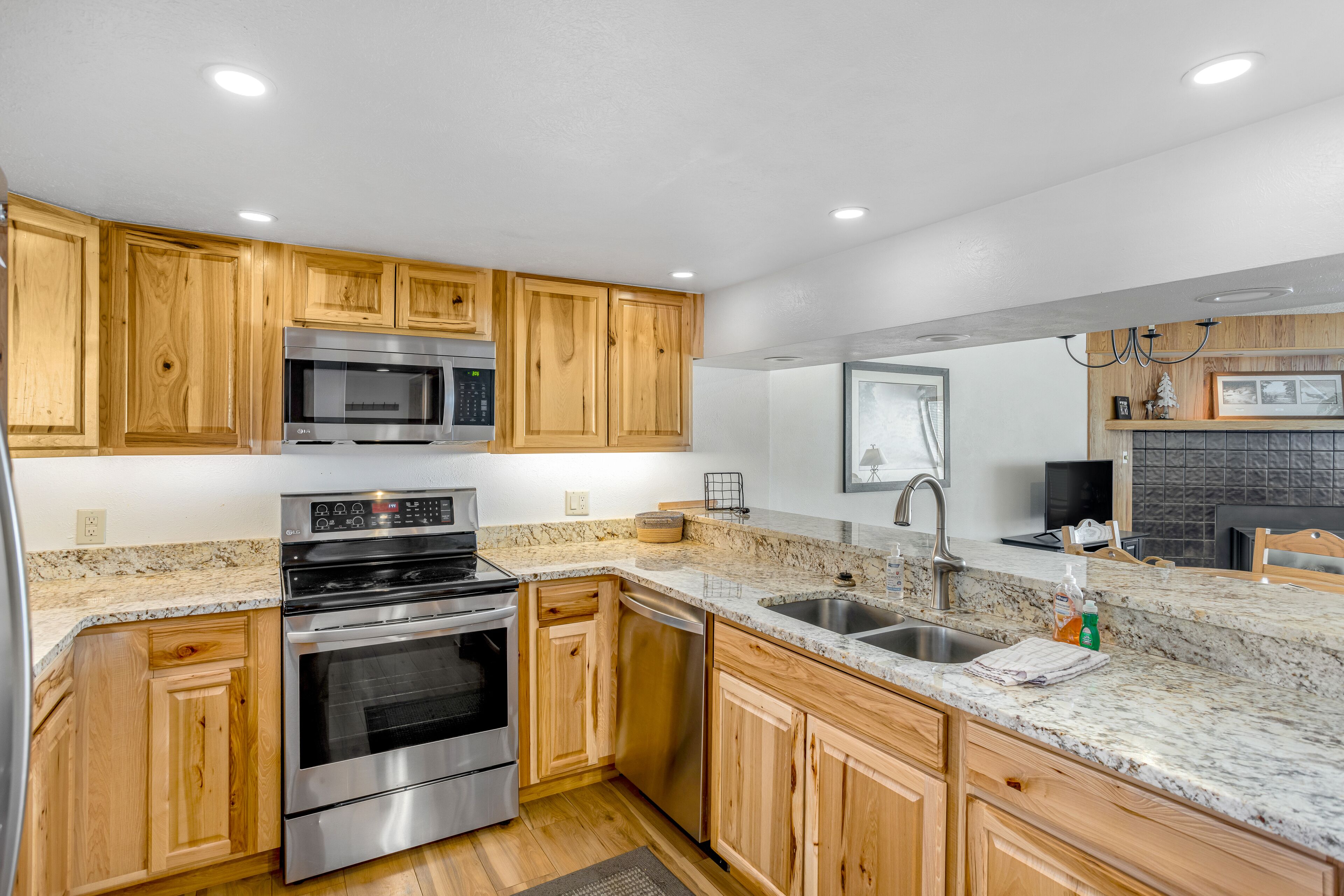 Comfortable condo with ski lift views, shared fitness room, gas fireplace, & W/D