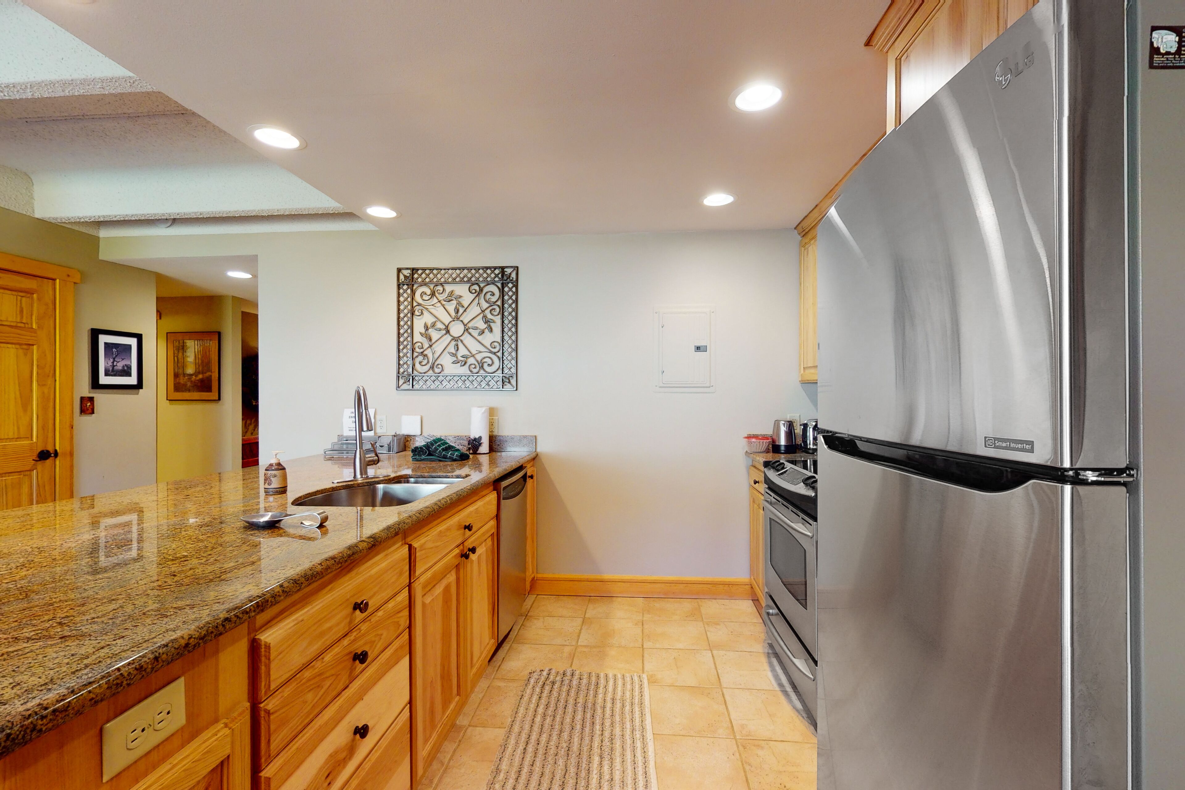 Charming mountain condo w/Vail Pass views, gas fireplace, deck, & shared hot tub