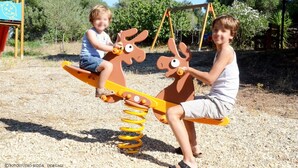 Two children playing on a seesaw with a reindeer design. - Country house Comfort apartment with parking place (Sardegna)