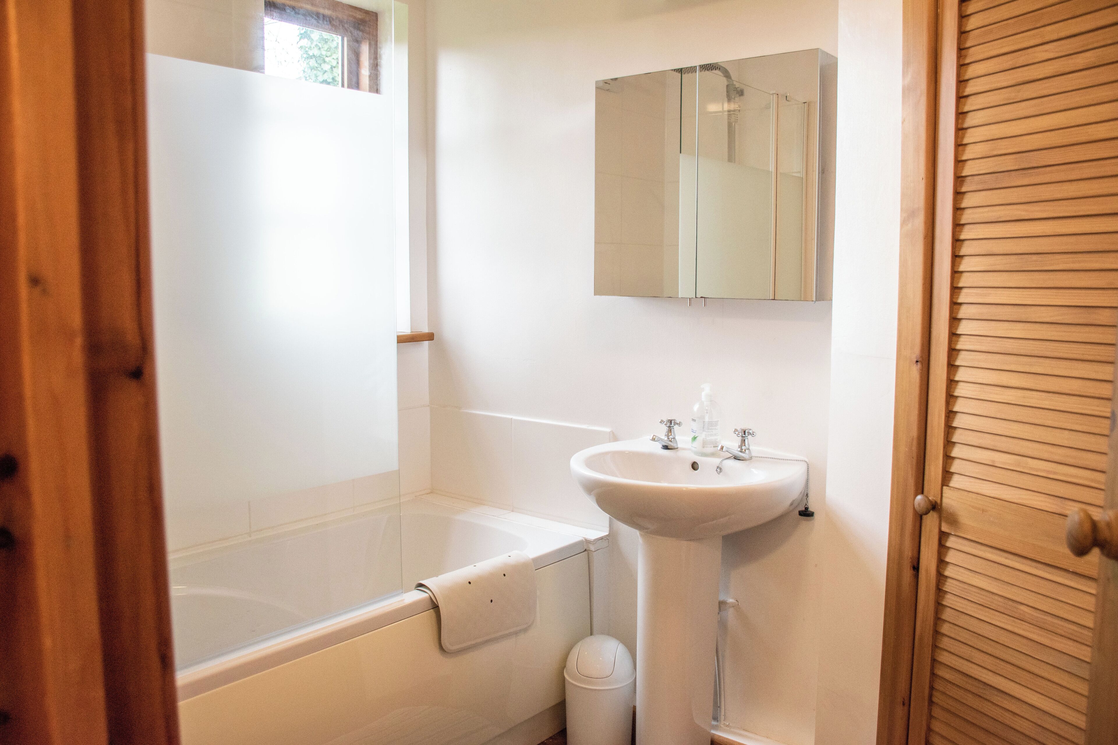 Cabin | Bathroom | Combined shower/tub, deep soaking tub, hair dryer, towels