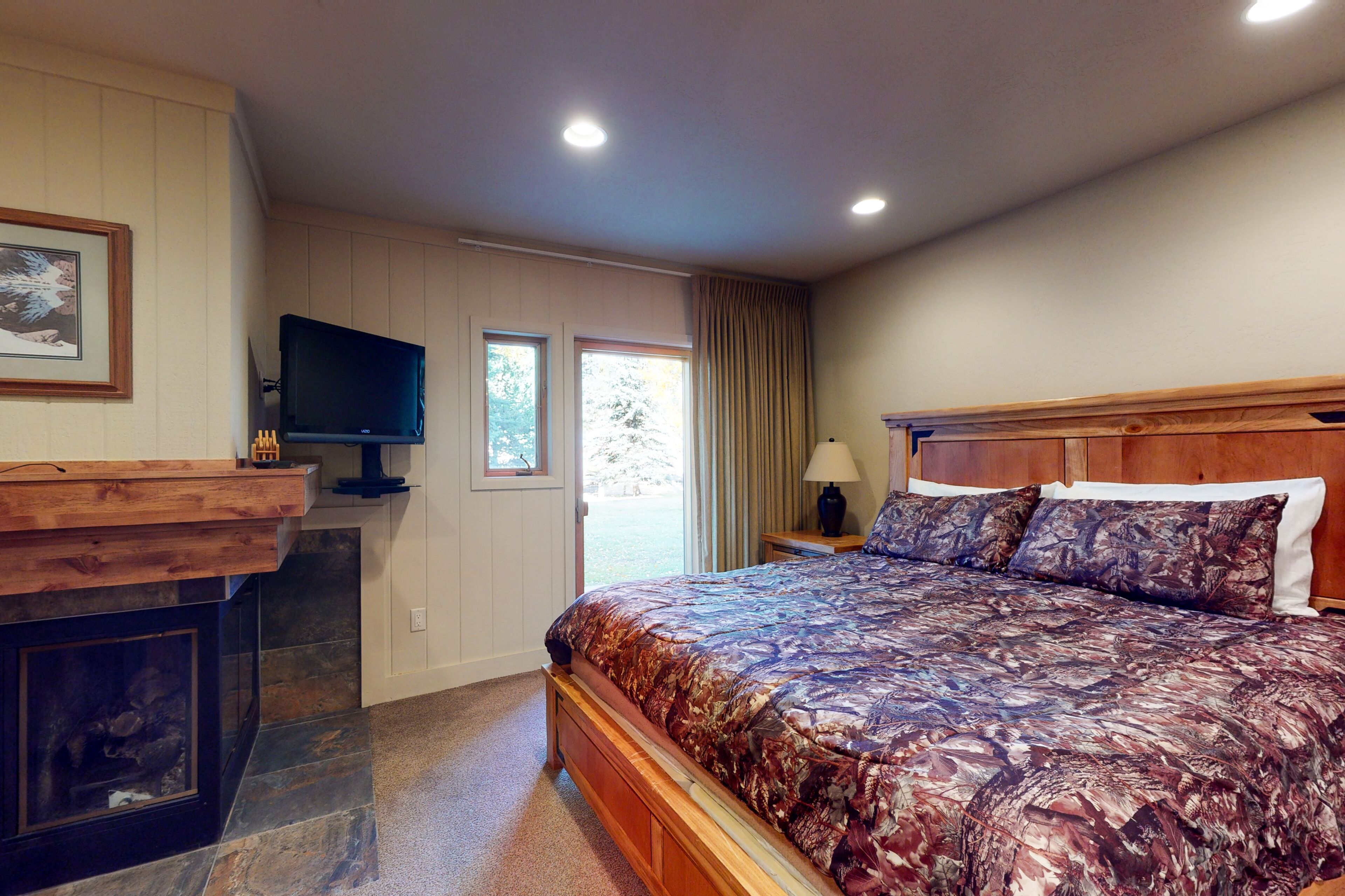 Ski-in/ski-out studio w/private deck and shared hot tub, sauna, gym + free WiFi!