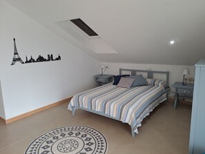 2 多间卧室、免费 WiFi、床单