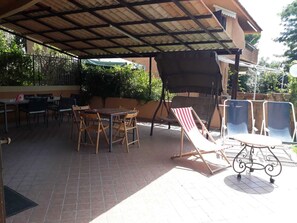 Outdoor dining - STUNNING DETACHED VILLA WITH GARDEN IN PRESTIGIOUS RESIDENCE BY THE SEA (formia)