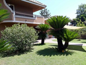 Property grounds - STUNNING DETACHED VILLA WITH GARDEN IN PRESTIGIOUS RESIDENCE BY THE SEA (formia)