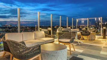 Bar na cobertura, vistas para a piscina, aberto em determinados dias