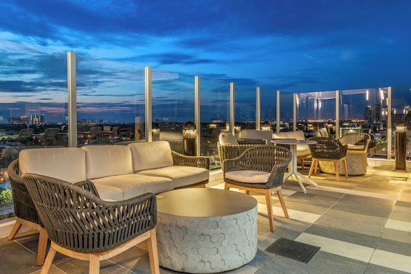 Bar auf der Dachterrasse, Blick auf den Pool