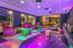 Bar ở tầng thượng, nhìn ra hồ bơi, mở cửa một số ngày 