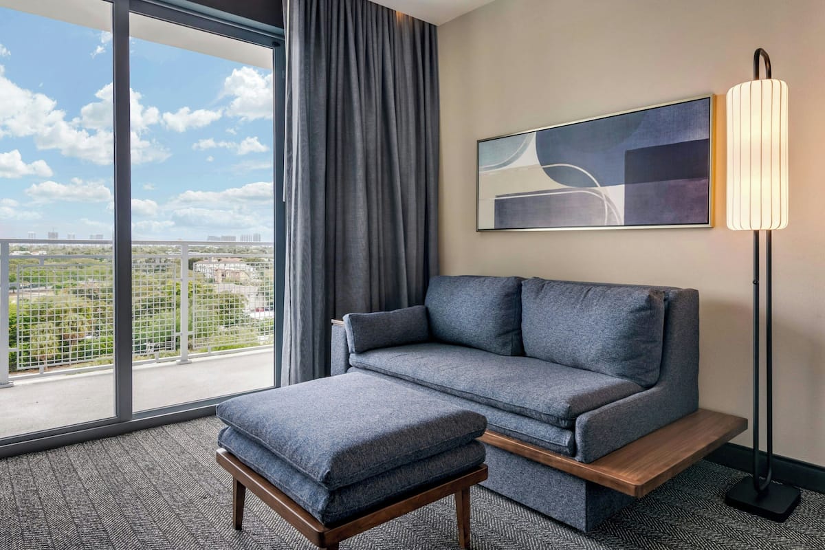 Ropa de cama hipoalergénica y caja de seguridad en la habitación