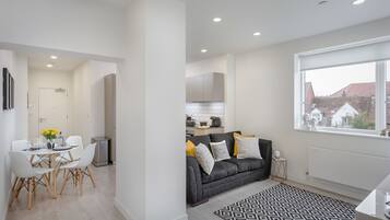 Luxury Apartment, Ensuite (2 Bedroom, 2 Bathroom) | Lounge