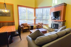 TV, fireplace - Incredible Views / Modern Updates / Hot Tub (Fernie)