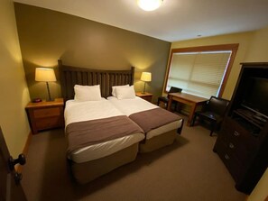 2 bedrooms, iron/ironing board, free WiFi, bed sheets - Incredible Views / Modern Updates / Hot Tub (Fernie)