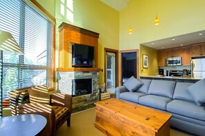 TV, fireplace - Incredible Views / Modern Updates / Hot Tub (Fernie)
