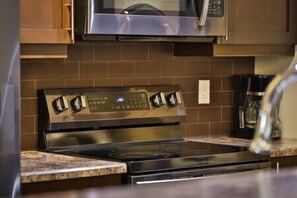 ثلاجة، ميكروويف، فرن، موقد طهي مسطح