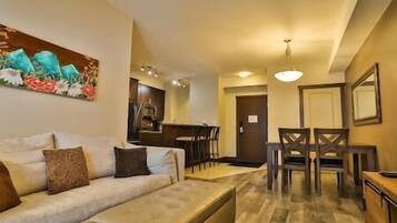 Een televisie en een open haard