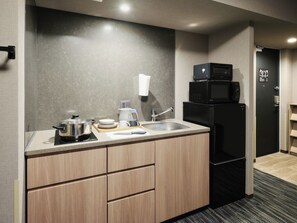 In-room safe, iron/ironing board, free WiFi, bed sheets - MONday Apart Premium Akihabara (Tokyo)