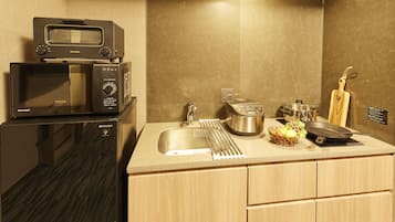 雪櫃、微波爐、爐具、電熱水壺