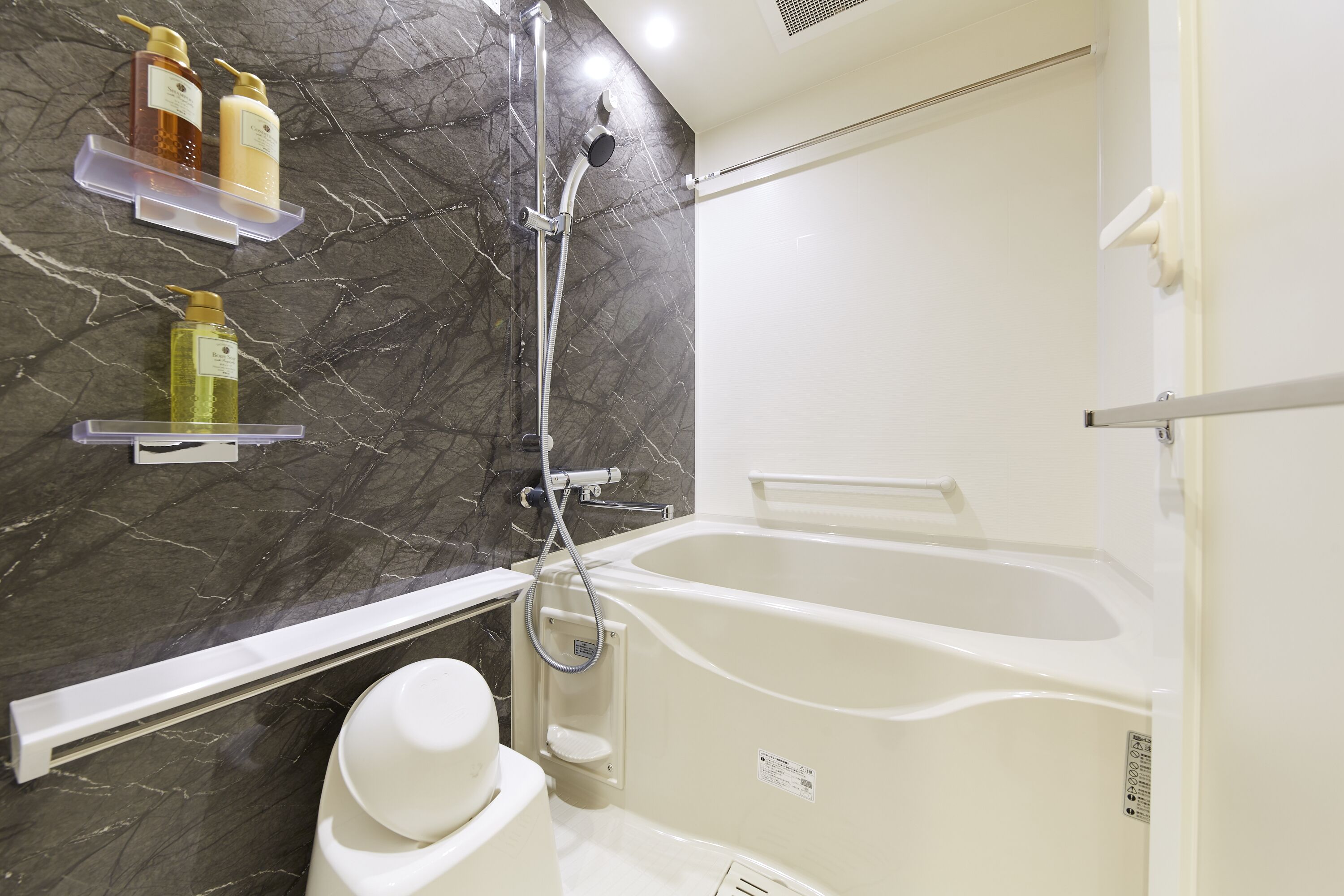 Combined shower/bathtub, free toiletries, hair dryer, slippers
