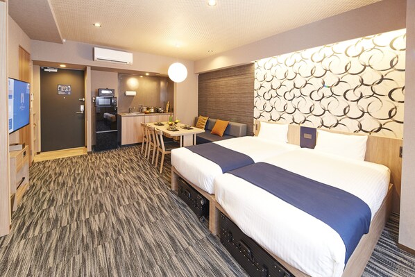 Caja de seguridad en la habitación y tabla de planchar con plancha 